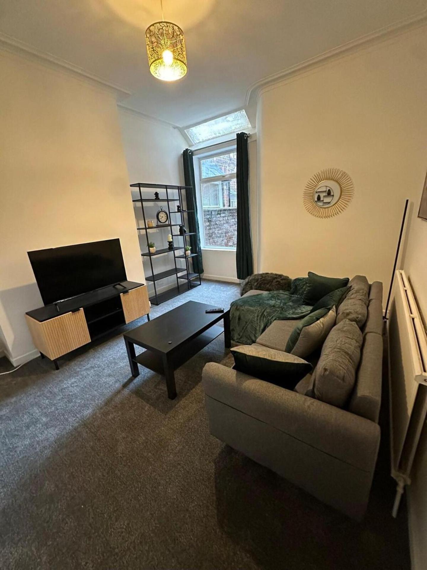 Cosy House Near Etihad And Coop Live